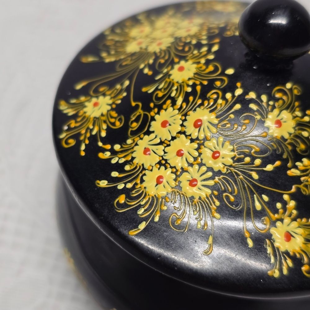 Vintage 60s Floral Daisies Hand Painted Black Lacquered Round Trinket Box - Picture 3 of 13